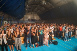 FOTO: ŠC Košenice – Stoječe ovacije na koncertu Vlada Kreslina z Malimi bogovi in Beltinško bando  😍