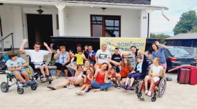 Člani Društva Sonček Posavje na terapevtski koloniji v Bušeči vasi