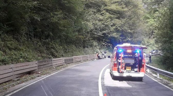 V Lazah pri Boštanju nesreča motorista, z reševalci v Novo mesto