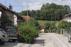 V Cankarjevi ulici ne bi pridobili prav veliko parkirnih mest, enosmerni  promet pa bi prebivalcem precej zagrenil življenje. (Foto: I. Vidmar)