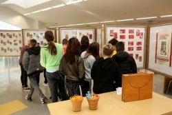 V brežiški knjižnici na ogled filatelistična razstava razglednic Miklavžev pozdrav