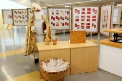 V brežiški knjižnici na ogled filatelistična razstava razglednic Miklavžev pozdrav