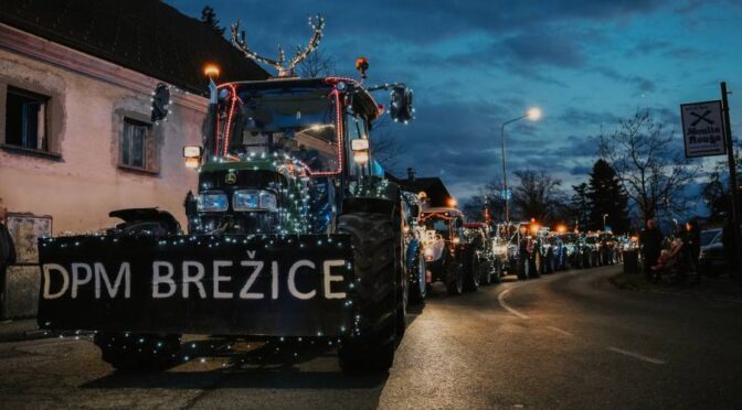 Božična traktorijada ob ceste in na balkone privabila številne brežiške občane