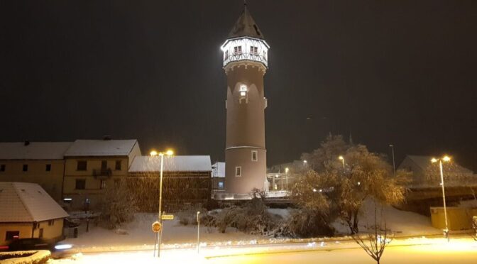 Letošnji januar je radodaren z nekaj snežne pošiljke tudi v Brežicah.❄️  Vodovodni stolp je v jutranjem sneženju ujel Boris Kova…