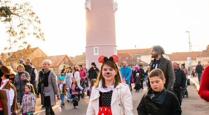 [PUSTNO RAJANJE V BREŽICAH] 🦸👸🥳  🎭 V torek so maškare zavzele Brežice. Svojo pot so začele pri Vrtcu Mavrica Brežice, se spreho…