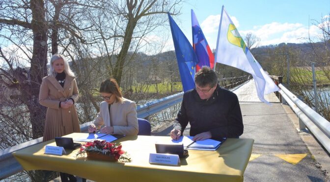 Podpisana pogodba za obnovo lesenega mostu čez Krko na Borštu