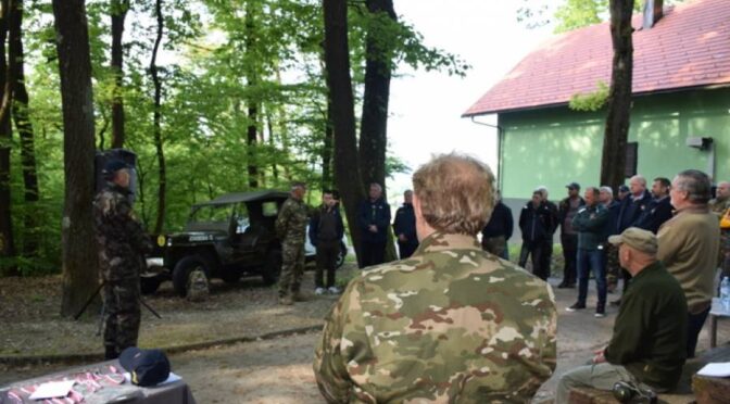 Strelsko tekmovanje s puško malega kalibra in met šolske ročne bombe v cilj