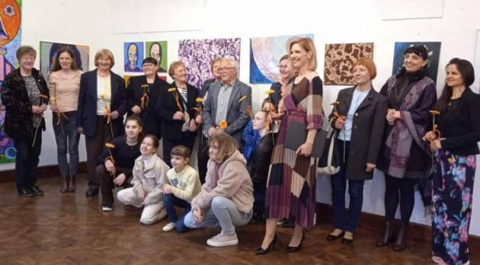 Povezuje jih likovno, besedno in pevsko ustvarjanje