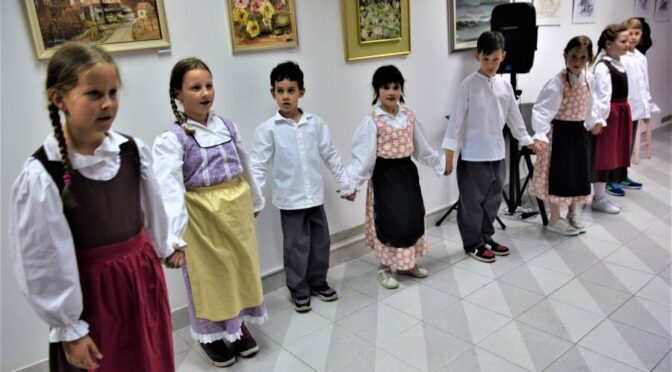 Razstava likovnih del družine Bregar v Galeriji Krmelj
