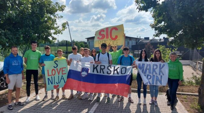 Dijaki SIC Brežice so presenetili s prisotnostjo na evropski nogometni tekmi svojega vrstnika Marka Kerina