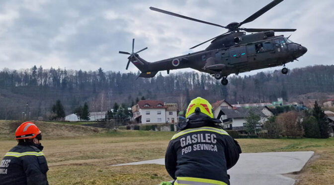 Petek v Posavju: Iz jame rešili telico, na Radni pristal helikopter
