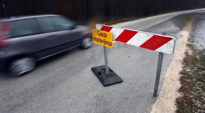 Zaprta cesta Kostanjevica – Zameško, gasilci tudi v Krmelju