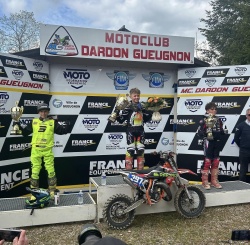 Dva slovenska voznika na EP stopničkah za zmagovalce MX-65: Alex Novak (AMD Brežice) in Taj Golež (MX Trbovlje, desno) v družbi francoskega izzivalca Tima Lopesa (2. mesto, levo).