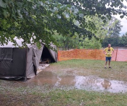 Voda je včeraj zalila šotor tabora LAS v kampu Podzemelj, ...