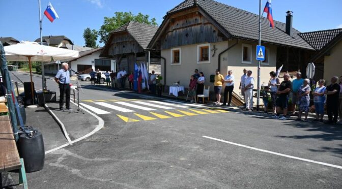 Skozi Vrh pri Boštanju po posodobljenem cestnem odseku