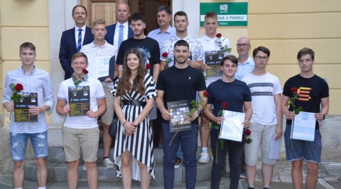 Maturo uspešno opravili vsi maturanti tehniške gimnazije