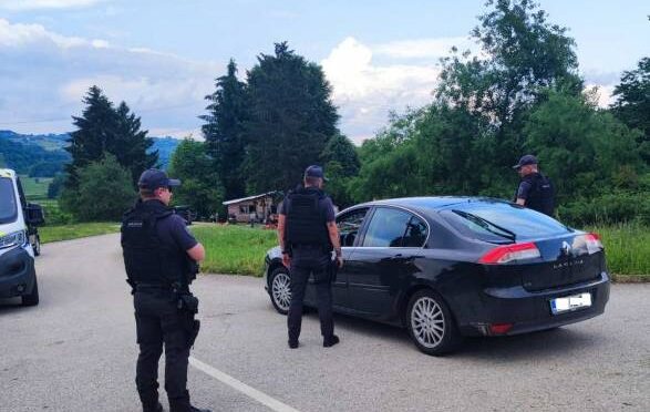 18-letniku brez vozniške zasegli Volva