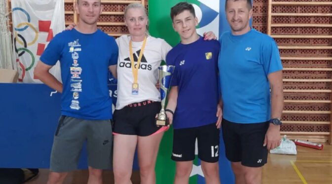 Štirje Pišečani na stopničkah na Murterju