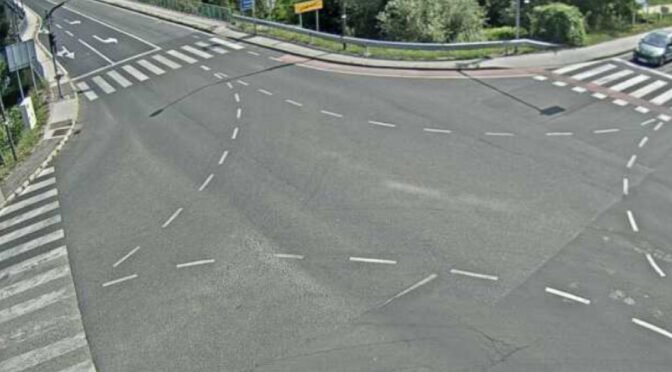 Zapeljala v rdečo in trčila v kolesarja