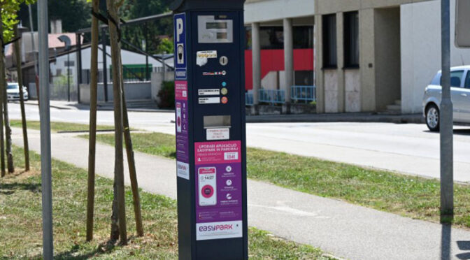 Prva ura parkiranja na modrih conah v Sevnici ostaja brezplačna