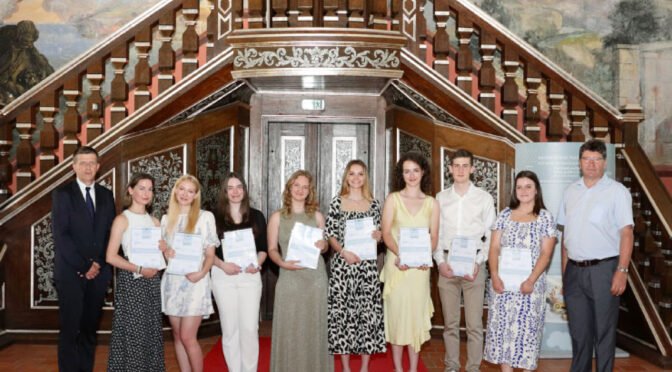 Na Gimnaziji Brežice letos 8 zlatih maturantov, uspešnih 87 do 90 dijakov