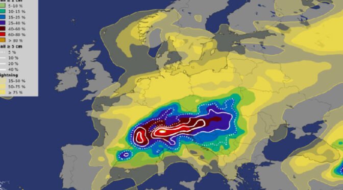 V torek po vsej državi velika verjetnost neurij *