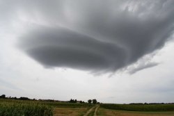 Tako je bil videti mezociklon oziroma baza supercelične nevihte nad  Prekmurjem lani poleti, kjer pa padavin ali intenzivnih pojavov ni bilo.