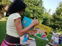 Ukvarjati se z otroki, jim brati, se z njimi pogovarjati – doma, v vrtcu, šoli … Slika je ilustrativna. (Foto: L. M.)