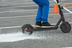 Število prometnih nesreč in resnih poškodb voznikov e-skirojev narašča