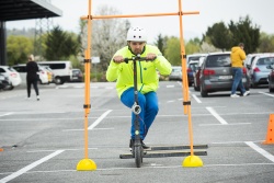 Število prometnih nesreč in resnih poškodb voznikov e-skirojev narašča
