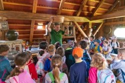 Spoznavanje s kulturno dediščino v Dolinškovem kozolcu na Šmarčni