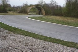 Bodo v Gaju zaklonilniki za protizračno obrambo in letala ali piste za civilna vozila na treningu varne vožnje ali dirke?