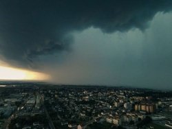 Koliko časa bomo sposobni kriti vso škodo, ki pri tem nastaja? Koliko  časa bomo sposobni nevtralizirati zmanjšano pridelavo hrane zaradi  ponavljajočih se vremenskih nevšečnosti? Koliko časa se bomo obnašali,  kot da se nič ni zgodilo? (Foto: Jure Kljajić)