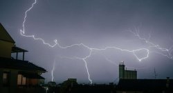 V zadnjem času prihaja do vse več vremenskih ekstremov. (Foto: Jure Kljajić)