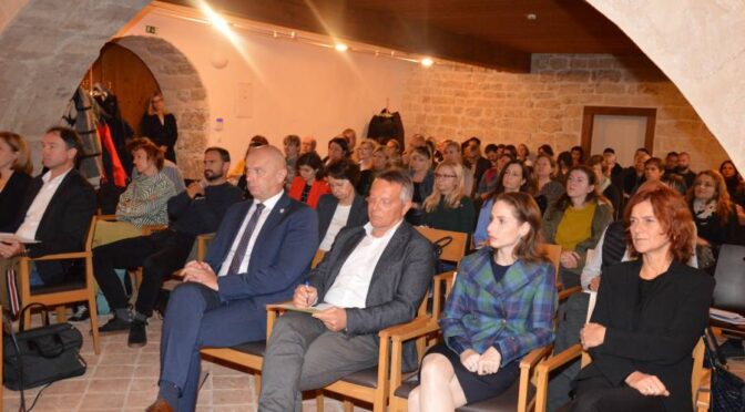 Razen netopirjev Ajdovska jama (trenutno) brez živih vsebin