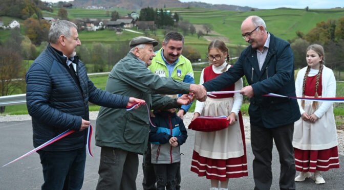 Otvoritev razširjenega križišča in ceste v Podborštu