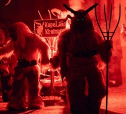 FOTO: Krampusi 'zažgali' Kapele