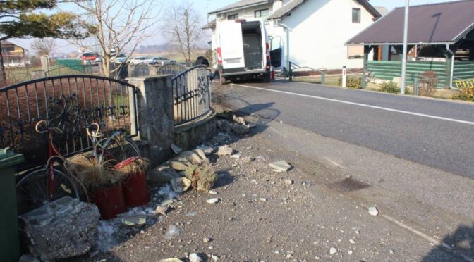 Na Rigoncah zapeljal kombi z ilegalci v ograjo hiše