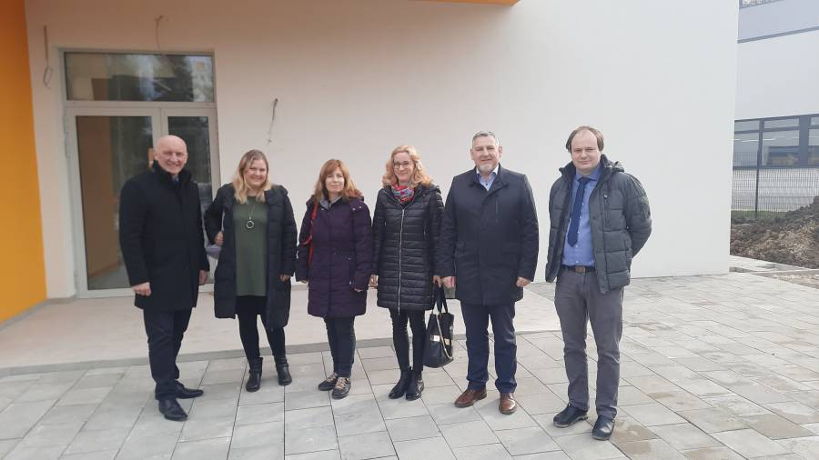 Predstavniki MZI na ogledu nove OŠ Ane Gale Sevnica.