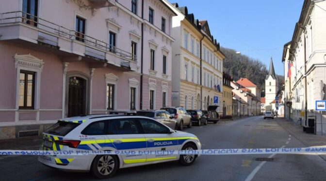 Evakuacija sodišča v starem Krškem; nevarnih predmetov niso našli