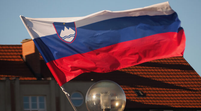 Izobešanje zastave Republike Slovenije med državnimi prazniki