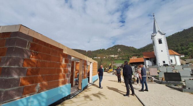 Gradnja poslovilne vežice v vasi Orešje in ureditev pokopališča