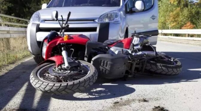Trk motorista in vozila v Sevnici, vžig garaže na Senovem; obvestila o zapori ceste, prekinitvi dobave vode in elektrike