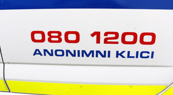 Na območju Krškega nasilnež z noži in palico napadel policista