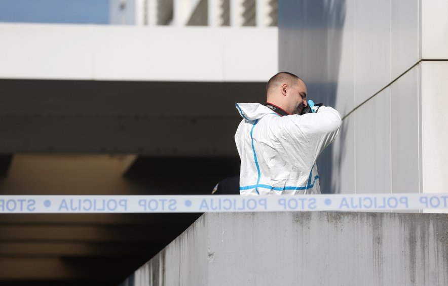 Policisti in forenziki na kraju nesreče direktorja kliničnega centra