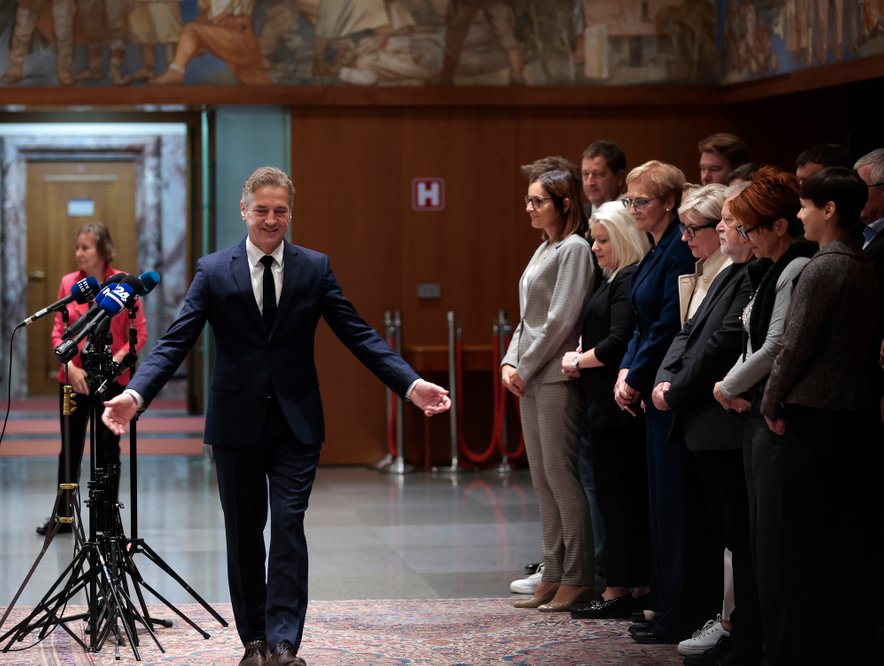 Predsednik vlade Robert Golob je pred kamere prišel skupaj s poslanskimi kolegi, ki so mu tako izkazali podporo.