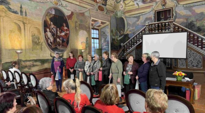 Prva marčevska nedelja v muzeju v znamenju srčevih pletenic in papirnatih rož