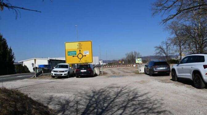 Dosežen dogovor glede dostopnosti parkirišča ob AC izvozu Drnovo