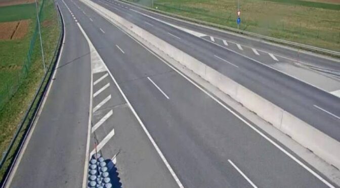 Z 2,2 promili alkohola vijugal po avtocesti