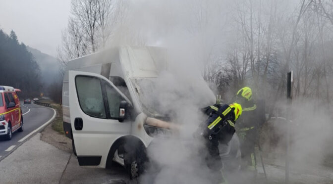 Sevniški gasilci že v jutranjih urah na delu, zagorel je kombi